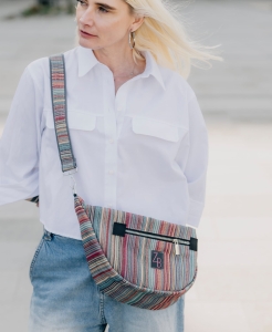 Listonoszka crossbody z tkaniny tapicerskiej  w kolorowe paseczki